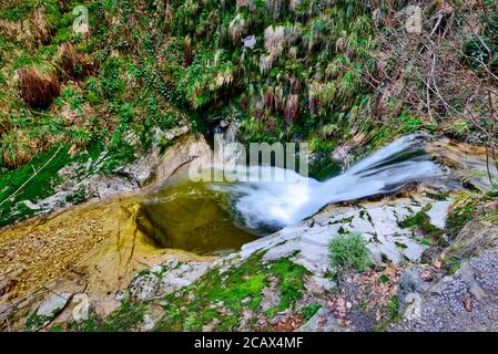 Paesaggio di montagna cascata Castello rovine di tutti i Santi Cascate Foto Stock