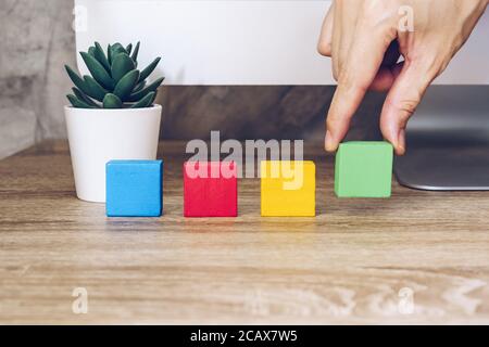 Disposizione manuale di blocco di legno impilato come scala su tavolo di legno. Concetto aziendale per il processo di successo della crescita. Spazio di copia Foto Stock