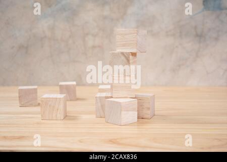 Cubetti giocattolo di legno su tavolo di legno e sfondo grigio Foto Stock