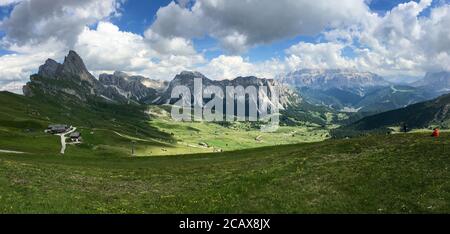 Vista panoramica del Parco Naturale Puez Odle – Puez-Geisler e del gruppo montuoso del Sella visto dal Monte Seceda in estate, Dolomiti, Trentino Alto Adige, S. Foto Stock