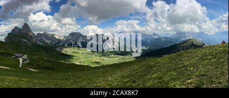 Vista panoramica del Parco Naturale Puez Odle – Puez-Geisler e del gruppo montuoso del Sella visto dal Monte Seceda in estate, Dolomiti, Trentino Alto Adige, S. Foto Stock