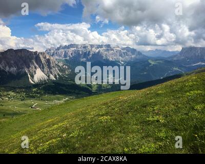 Vista panoramica del Parco Naturale Puez Odle – Puez-Geisler e del gruppo montuoso del Sella visto dal Monte Seceda in estate, Dolomiti, Trentino Alto Adige, S. Foto Stock