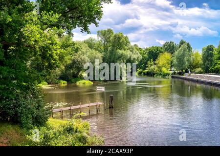 Paesaggio a Oranienburg con il fiume havel e la riva in bella sole Foto Stock