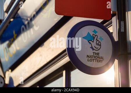 Una lotteria nazionale o un segno di Lotto sulla parte anteriore di Un Newsagents nel Regno Unito Foto Stock