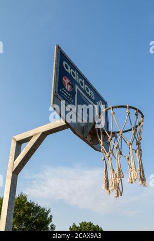 canestro da basket o rete da basket su un palo nella parcheggio che mostra un backboard Foto Stock