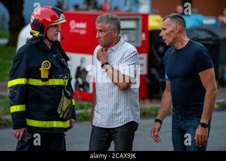 Bohumin, Repubblica Ceca. 8 agosto 2020. Undici persone sono morte in un incendio in una casa prefab a Bohumin, Repubblica Ceca, l'8 agosto 2020. Tutte le 11 vittime della casa di Bohumin vivevano in appartamento all'11° piano dove scoppiò il fuoco. Sei morirono all'interno, cinque dopo aver saltato fuori dalle finestre. Tutto indica che il fuoco fatale di Bohumin è stato un attacco di arson. Tra le vittime vi sono tre bambini. Nella foto sono visti il direttore regionale della polizia Tomas Kuzel, a destra, e il governatore della regione Moravia-Slesia Ivo Vondrak, centro. Credit: Vladimir Prycek/CTK Photo/Alamy Live News Foto Stock