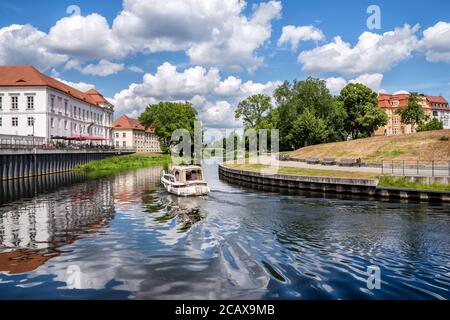 Vista sul Castello di Oranienburg con le rive del fiume Havel in primo piano Foto Stock