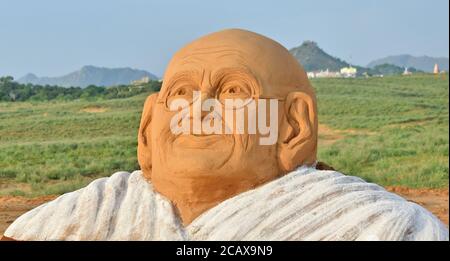 Pushkar, Rajasthan, India, 9 agosto 2020: L'artista di sabbia Ajay Rawat ha fatto una scultura di Mahatma Gandhi per marcare il Diwas di Kranti di agosto (giorno di rivoluzione), in Pushkar. Il 9 agosto 1942, Gandhi ha chiesto un movimento di massa per chiedere il ritiro britannico dall'India. Credit: Sumit Saraswat/Alamy Live News Foto Stock