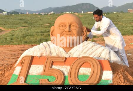 Pushkar, Rajasthan, India, 9 agosto 2020: L'artista di sabbia Ajay Rawat dà un tocco finale ad una scultura di Mahatma Gandhi per marcare il Diwas di Kranti di agosto (giorno di rivoluzione), in Pushkar. Il 9 agosto 1942, Gandhi ha chiesto un movimento di massa per chiedere il ritiro britannico dall'India. Credit: Sumit Saraswat/Alamy Live News Foto Stock