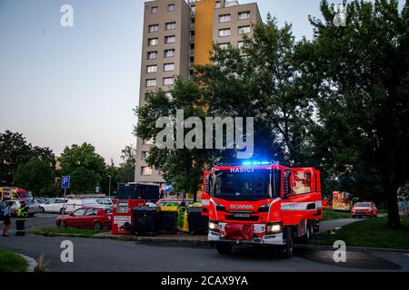 Bohumin, Repubblica Ceca. 8 agosto 2020. Undici persone sono morte in un incendio in una casa prefab a Bohumin, Repubblica Ceca, l'8 agosto 2020. Tutte le 11 vittime della casa di Bohumin vivevano in appartamento all'11° piano dove scoppiò il fuoco. Sei morirono all'interno, cinque dopo aver saltato fuori dalle finestre. Tutto indica che il fuoco fatale di Bohumin è stato un attacco di arson. Tra le vittime vi sono tre bambini. Credit: Vladimir Prycek/CTK Photo/Alamy Live News Foto Stock