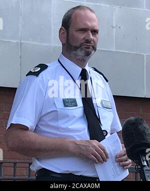 Mark McEwan, assistente capo di PSNI, parla ai media, dopo il ferimento di ventinove poliziotti, dopo essere stati attaccati, come hanno facilitato la rimozione di un falò di internamento a Belfast ovest il sabato. Foto Stock