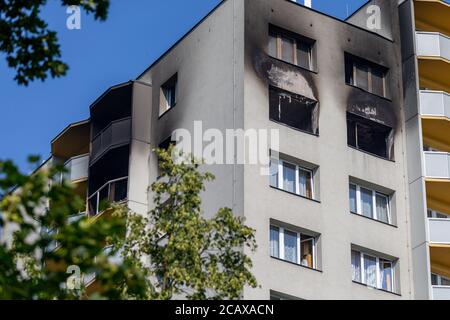 Bohumin, Repubblica Ceca. 09 agosto 2020. Una casa prefab a Bohumin, Repubblica Ceca, è visto il 9 agosto 2020, un giorno dopo undici persone sono morte nella casa a causa di un attacco di fuoco. Tutte le 11 vittime della casa di Bohumin vivevano in appartamento all'11° piano dove scoppiò il fuoco. Sei morirono all'interno, cinque dopo aver saltato fuori dalle finestre. Tutto indica che il fuoco fatale di Bohumin è stato un attacco di arson. Tra le vittime vi sono tre bambini. Credit: Vladimir Prycek/CTK Photo/Alamy Live News Foto Stock