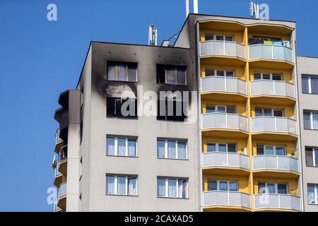 Bohumin, Repubblica Ceca. 09 agosto 2020. Una casa prefab a Bohumin, Repubblica Ceca, è visto il 9 agosto 2020, un giorno dopo undici persone sono morte nella casa a causa di un attacco di fuoco. Tutte le 11 vittime della casa di Bohumin vivevano in appartamento all'11° piano dove scoppiò il fuoco. Sei morirono all'interno, cinque dopo aver saltato fuori dalle finestre. Tutto indica che il fuoco fatale di Bohumin è stato un attacco di arson. Tra le vittime vi sono tre bambini. Credit: Vladimir Prycek/CTK Photo/Alamy Live News Foto Stock