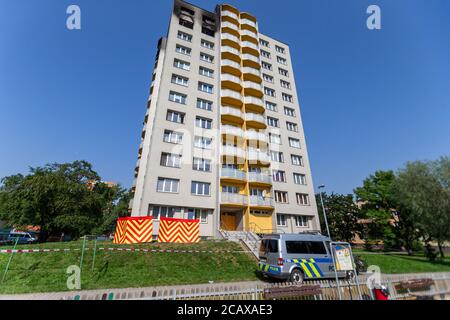 Bohumin, Repubblica Ceca. 09 agosto 2020. Una casa prefab a Bohumin, Repubblica Ceca, è visto il 9 agosto 2020, un giorno dopo undici persone sono morte nella casa a causa di un attacco di fuoco. Tutte le 11 vittime della casa di Bohumin vivevano in appartamento all'11° piano dove scoppiò il fuoco. Sei morirono all'interno, cinque dopo aver saltato fuori dalle finestre. Tutto indica che il fuoco fatale di Bohumin è stato un attacco di arson. Tra le vittime vi sono tre bambini. Credit: Vladimir Prycek/CTK Photo/Alamy Live News Foto Stock