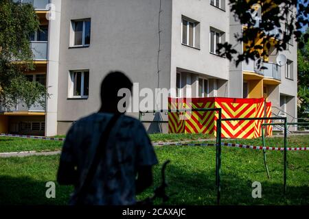 Bohumin, Repubblica Ceca. 09 agosto 2020. Una casa prefab a Bohumin, Repubblica Ceca, è visto il 9 agosto 2020, un giorno dopo undici persone sono morte nella casa a causa di un attacco di fuoco. Tutte le 11 vittime della casa di Bohumin vivevano in appartamento all'11° piano dove scoppiò il fuoco. Sei morirono all'interno, cinque dopo aver saltato fuori dalle finestre. Tutto indica che il fuoco fatale di Bohumin è stato un attacco di arson. Tra le vittime vi sono tre bambini. Credit: Vladimir Prycek/CTK Photo/Alamy Live News Foto Stock