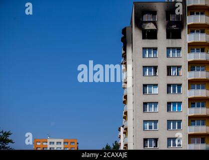 Bohumin, Repubblica Ceca. 09 agosto 2020. Una casa prefab a Bohumin, Repubblica Ceca, è visto il 9 agosto 2020, un giorno dopo undici persone sono morte nella casa a causa di un attacco di fuoco. Tutte le 11 vittime della casa di Bohumin vivevano in appartamento all'11° piano dove scoppiò il fuoco. Sei morirono all'interno, cinque dopo aver saltato fuori dalle finestre. Tutto indica che il fuoco fatale di Bohumin è stato un attacco di arson. Tra le vittime vi sono tre bambini. Credit: Vladimir Prycek/CTK Photo/Alamy Live News Foto Stock