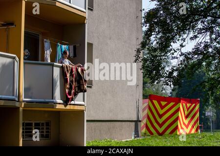 Bohumin, Repubblica Ceca. 09 agosto 2020. Una casa prefab a Bohumin, Repubblica Ceca, è visto il 9 agosto 2020, un giorno dopo undici persone sono morte nella casa a causa di un attacco di fuoco. Tutte le 11 vittime della casa di Bohumin vivevano in appartamento all'11° piano dove scoppiò il fuoco. Sei morirono all'interno, cinque dopo aver saltato fuori dalle finestre. Tutto indica che il fuoco fatale di Bohumin è stato un attacco di arson. Tra le vittime vi sono tre bambini. Credit: Vladimir Prycek/CTK Photo/Alamy Live News Foto Stock