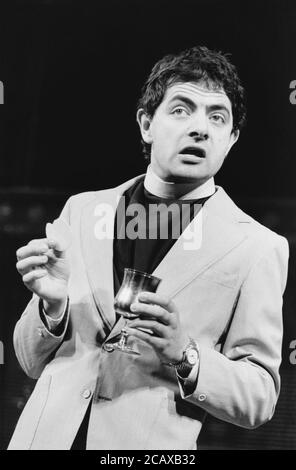 THE NEW REVUE written by Richard Curtis, ben Elton & Rowan Atkinson music: Howard Goodall design: Will Bowen lighting: Mark Henderson Rowan Atkinson Shaftesbury Theatre, London WC1 07/03/1986 (c) Donald Cooper Foto Stock