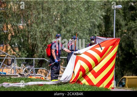 Bohumin, Repubblica Ceca. 09 agosto 2020. I vigili del fuoco rimuovono uno schermo un giorno dopo l'attacco di Arson a Bohumin, Repubblica Ceca, il 9 agosto 2020. Undici persone sono morte in un incendio in una casa prefab a Bohumin, Repubblica Ceca, l'8 agosto 2020. Tutte le 11 vittime della casa di Bohumin vivevano in appartamento all'11° piano dove scoppiò il fuoco. Sei morirono all'interno, cinque dopo aver saltato fuori dalle finestre. Tutto indica che il fuoco fatale di Bohumin è stato un attacco di arson. Tra le vittime vi sono tre bambini. Credit: Vladimir Prycek/CTK Photo/Alamy Live News Foto Stock