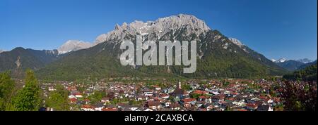 Geografia / viaggio, Germania, Baviera, Mittenwald, vista a Mittenwald con i Monti Karwendel, up, diritti aggiuntivi-clearance-Info-non-disponibile Foto Stock