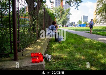 Bohumin, Repubblica Ceca. 09 agosto 2020. Candele accese per le vittime di un attacco di arson a Bohumin, Repubblica Ceca, il 9 agosto 2020. Undici persone sono morte in un incendio in una casa prefab a Bohumin, Repubblica Ceca, l'8 agosto 2020. Tutte le 11 vittime della casa di Bohumin vivevano in appartamento all'11° piano dove scoppiò il fuoco. Sei morirono all'interno, cinque dopo aver saltato fuori dalle finestre. Tutto indica che il fuoco fatale di Bohumin è stato un attacco di arson. Tra le vittime vi sono tre bambini. Credit: Vladimir Prycek/CTK Photo/Alamy Live News Foto Stock