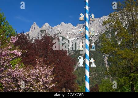 Geografia / viaggio, Germania, Baviera, Mittenwald, maypole con le montagne di Karwendel, Mittenwald, superiore , diritti-aggiuntivi-clearance-Info-non-disponibile Foto Stock