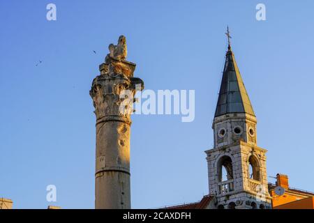 Cattedrale di Santa Anastasia e pilastro storico nella città vecchia di Zadar, Croazia Foto Stock