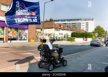 Wembley Park, Regno Unito. 9 agosto 2020 Ezra, Rastas per Trump sul suo scooter personalizzato 'Trump Train'. Credit: Amanda Rose/Alamy Live News Foto Stock