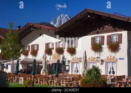 Geografia / viaggio, Germania, Baviera, Mittenwald, inn Gries con Wettersteinspitze, Mittenwald, Upper , Additional-Rights-Clearance-Info-Not-Available Foto Stock