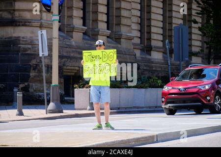 Ottawa, Canada. 8 agosto 2020. Giubbotto protester giallo con segno che dice PM Trudeau deve andare Foto Stock
