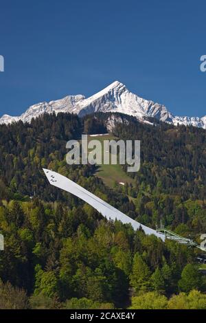 Geografia / viaggio, Germania, Baviera, Garmisch- Partenkirchen, salto con sci con Alpspitze (picco), Garmisc, Additional-Rights-Clearance-Info-non-disponibile Foto Stock