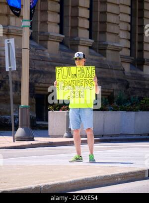 Ottawa, Canada. 8 agosto 2020. Cospirazione giallo gilet protester con segno che rivendica pandemia è falso Foto Stock