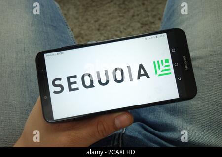 Smartphone uomo con logo Sequoia Capital Firm Foto Stock