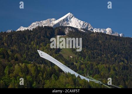 Geografia / viaggio, Germania, Baviera, Garmisch- Partenkirchen, salto con sci con Alpspitze (picco), Garmisc, Additional-Rights-Clearance-Info-non-disponibile Foto Stock