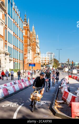 Ciclisti che utilizzano la pista ciclabile Victoria Embankment, Blackfriars, Londra, Regno Unito Foto Stock