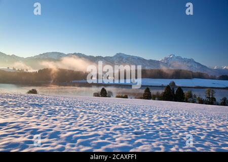 Geografia / viaggio, Germania, Baviera, Halblech, Illasbergsee con Allgaeu salvataggio in inverno, FORG, Additional-Rights-Clearance-Info-non-disponibile Foto Stock