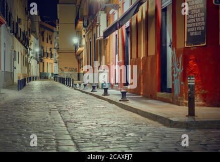 Strada vuota di notte (Calle Pacheco y Nuñez del Prado) a Siviglia, Spagna Foto Stock