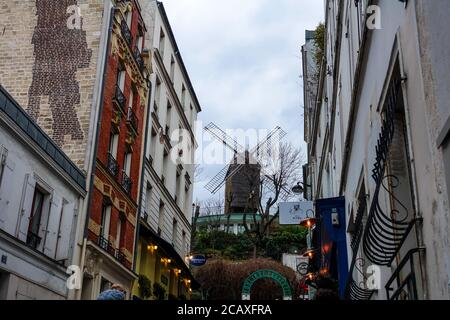 Impressioni di un viaggio a Parigi nell'inverno 2020 - Moulin Rouge nel quartiere Parigino settentrionale di Montmartre! Foto Stock