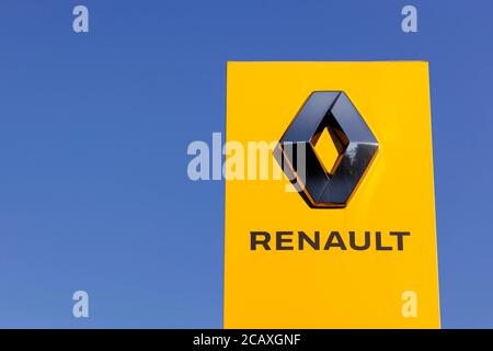 Colonia, Germania. 06 agosto 2020. Un logo Renault su una filiale del Gruppo Renault Retail a Sulz. Colonia, 6 agosto 2020 | Usage worldwide Credit: dpa/Alamy Live News Foto Stock