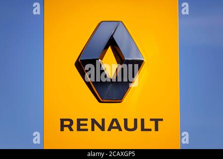 Colonia, Germania. 06 agosto 2020. Un logo Renault su una filiale del Gruppo Renault Retail a Sulz. Colonia, 6 agosto 2020 | Usage worldwide Credit: dpa/Alamy Live News Foto Stock