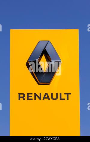 Colonia, Germania. 06 agosto 2020. Un logo Renault su una filiale del Gruppo Renault Retail a Sulz. Colonia, 6 agosto 2020 | Usage worldwide Credit: dpa/Alamy Live News Foto Stock