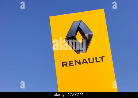 Colonia, Germania. 06 agosto 2020. Un logo Renault su una filiale del Gruppo Renault Retail a Sulz. Colonia, 6 agosto 2020 | Usage worldwide Credit: dpa/Alamy Live News Foto Stock