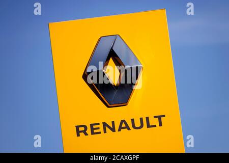 Colonia, Germania. 06 agosto 2020. Un logo Renault su una filiale del Gruppo Renault Retail a Sulz. Colonia, 6 agosto 2020 | Usage worldwide Credit: dpa/Alamy Live News Foto Stock