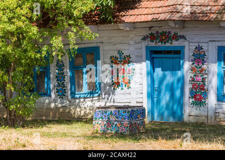 Case dipinte tradizionalmente con motivi floreali. Il colorato Villaggio di Zalipie nella Voivodato della Polonia minore. Polonia. 9 agosto 2020 Foto Stock