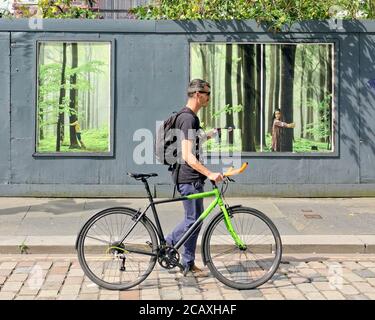 Arte di strada che abbruttano gli alberi nella città mercantile di Glasgow Foto Stock