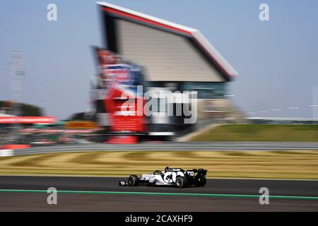 NORTHAMPTON, INGHILTERRA - AGOSTO 09: Pierre Gasly della Francia alla guida della Scuderia AlphaTauri AT01 Honda (10) in pista durante il 70° anniversario del Gran Premio di Formula uno al circuito di Silverstone, Northampton. Foto Stock