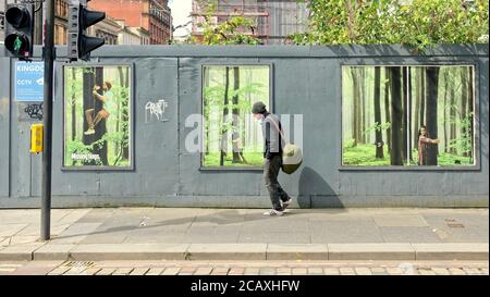 Arte di strada che abbruttano gli alberi nella città mercantile di Glasgow Foto Stock