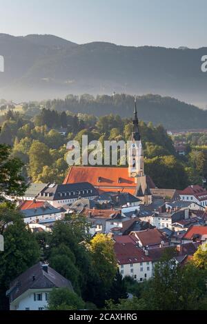 Geografia / viaggio, Germania, Baviera, Bad Toelz, vista dal Golgatha attraverso Bad Toelz per il Mangf, Additional-Rights-Clearance-Info-non-disponibile Foto Stock