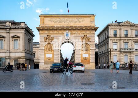 Montpellier, Francia - 26 luglio 2019: Triumphal Arch Porte du Peyrou a Montpellier, Francia durante un tardo pomeriggio estivo. Foto Stock