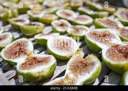 Fichi italiani secchi tradizionali su luce solare,cibo sano,frutta secca,cilento Foto Stock